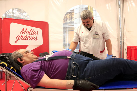 A man donates blood as part of the donation drive (by Laura Fíguls)